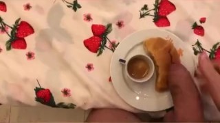 Cornetto farcito con calda sborra