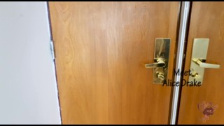 Ma voisine est une actrice Porno et elle vient devant ma porte