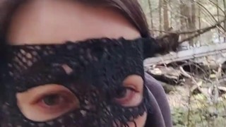 Обоссалась трахая свою дырку в лесу рядом с проезжающими машинами