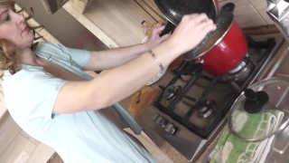 Обнаженная кулинария Голая  Милф в рубашке без трусов и лифчика на шпильках готовит в кухне