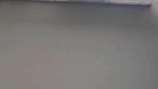 Giganta Debora encuentra un pequeño en su trasero (Trailer)