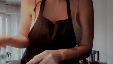 Stunning MILF Cristina making some TACOS with her wet pussy masturbating