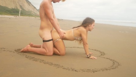 Hot teen girlfriend surprises her boyfriend with her wet pussy on a public beach! - TravellingLovers