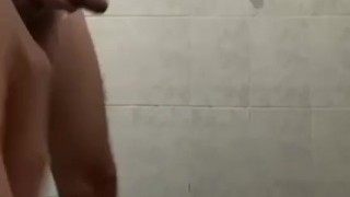 Lavandome mi pija por si hoy cojo a una chota