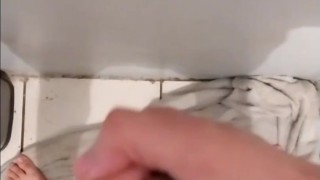 Me masturbo y me corro en la pared 