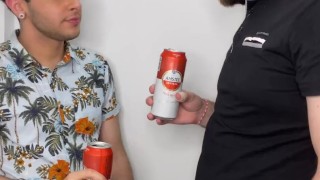 se folla a su amigo hetero en el baño publico