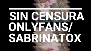 Apoyada en el gimnasio