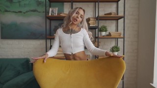 Блондинка с хвостиками показывает своё татуированное тело😏