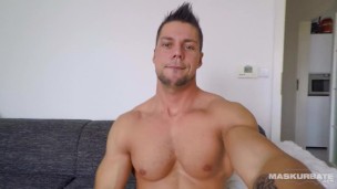 Muscled Hunk Jerks Off In Front Of Cam - Maskurbate