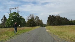 Une auto-stoppeuse me suce pour que je l'emmène ! - Les Pounes