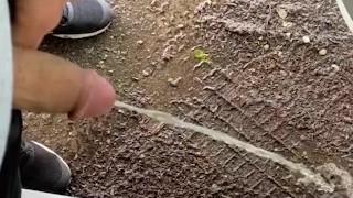 Pee Desperation auf dem Parkplatz