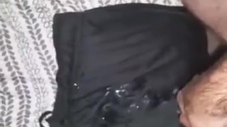 ME MASTURBO Y TIRO MUCHO SEMEN CON MI PENE GRANDE SOY 