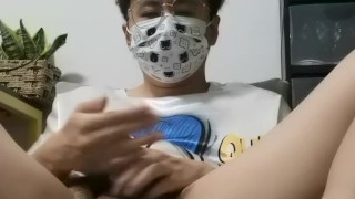 かわいい男の子はマッサージオイルに夢中になり、射精します