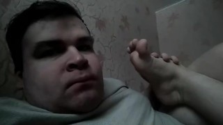 Артем сам себе дрочит ногами лижет ноги self suck autofellatio self footjob