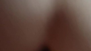 Le encanta ver como me la follo de perrito.