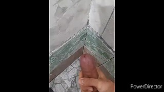 Una pajita en el baño. Quien quiere leche?