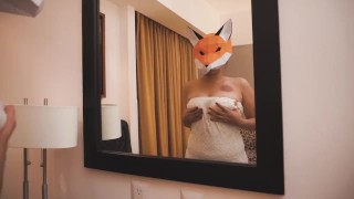 Mexicana muestra sus enormes tetas en un hotel
