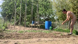 Nackte Garten Arbeit mit Anal Plug