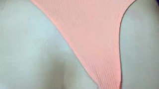 Сортивная девушка в спортзале даёт трахнуть её сзади!