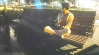 混雑した公園で自慰行為をしている白いストッキングのかわいい男の子