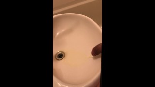洗面台でオシッコしちゃう小さいちんちん