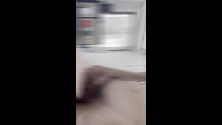 ピストンでどろりと射精する男。