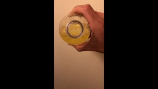 朝のくっせぇ小便をペットボトルで採取！溢れるんじゃないかと心配になるほど出てる・・・