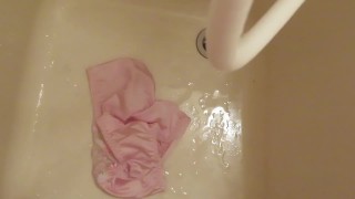 Piss on pink panties in bathroom !! ピンクのパンティーに小便ぶっかけ！！