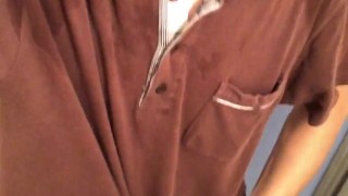 ジーンズとダボダボのポロシャツでお漏らし！終わったあとはおしっこの味を知りたくてペロリ・・・