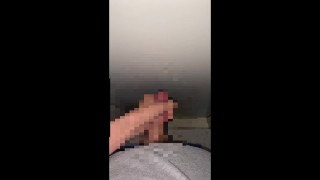 寝起きのトイレで家族にバレないようにチンポをしごく！