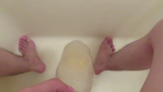 Piss in a plastic bottle. ペットボトルに小便してみた！