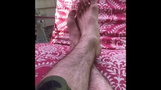 Look at my feet while I read 