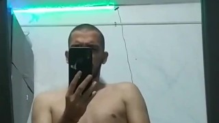 Masturbándome en mi habitación frente al espejo 