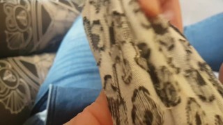 Padrona Darkshine masturba il suo schiavo con un calzino e lo fa sborrare nel calzino (da Onlyfans)
