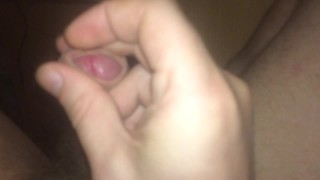 Одинокий парень сладко стонет во время мастурбации большого члена