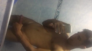 Masturbandome mientras todos 