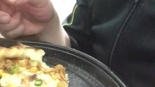 Video of a fat pig eating pizza for lunch.