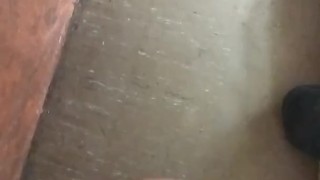 Me MASTURBO al saber que MI MUJER llegará de viaje! Pero me interrumpen y no logro acabar 