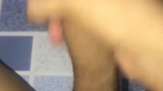vergon se marturba en el baño