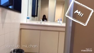 【おしっこ】駅近雑居ビルの男女兼用トイレで、ドアを開けたままおしっこ露出OL
