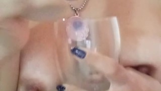 MILF cachonda se atraganta con polla de juguete !