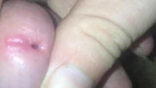 Дрочит свой член на стуле хочет кончить
