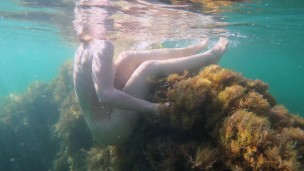 Slim girl swims naked in sea and masturbate her pussy