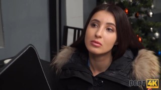 DEBT4k Chico saca la polla dura de los pantalones para al deudor deslumbrante