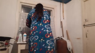 Вылизала мою попку и киску, когда я готовила ужин на кухне - IkaSmokS