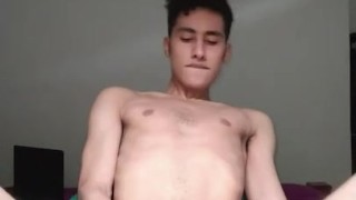 Hacía calor y mi pene tenía mucha leche.