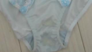 水色のパンティーに精液ぶっかけ！