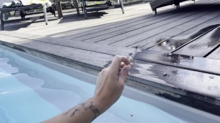 Pipe et cigarette dans la piscine