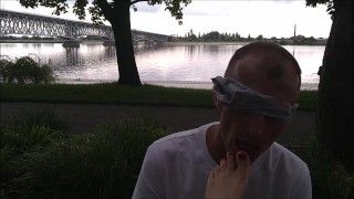 Wylizuje stopy żony w upalny dzień podczas spaceru