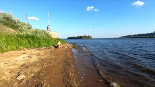 Эксгибиционистка гуляет в порту
